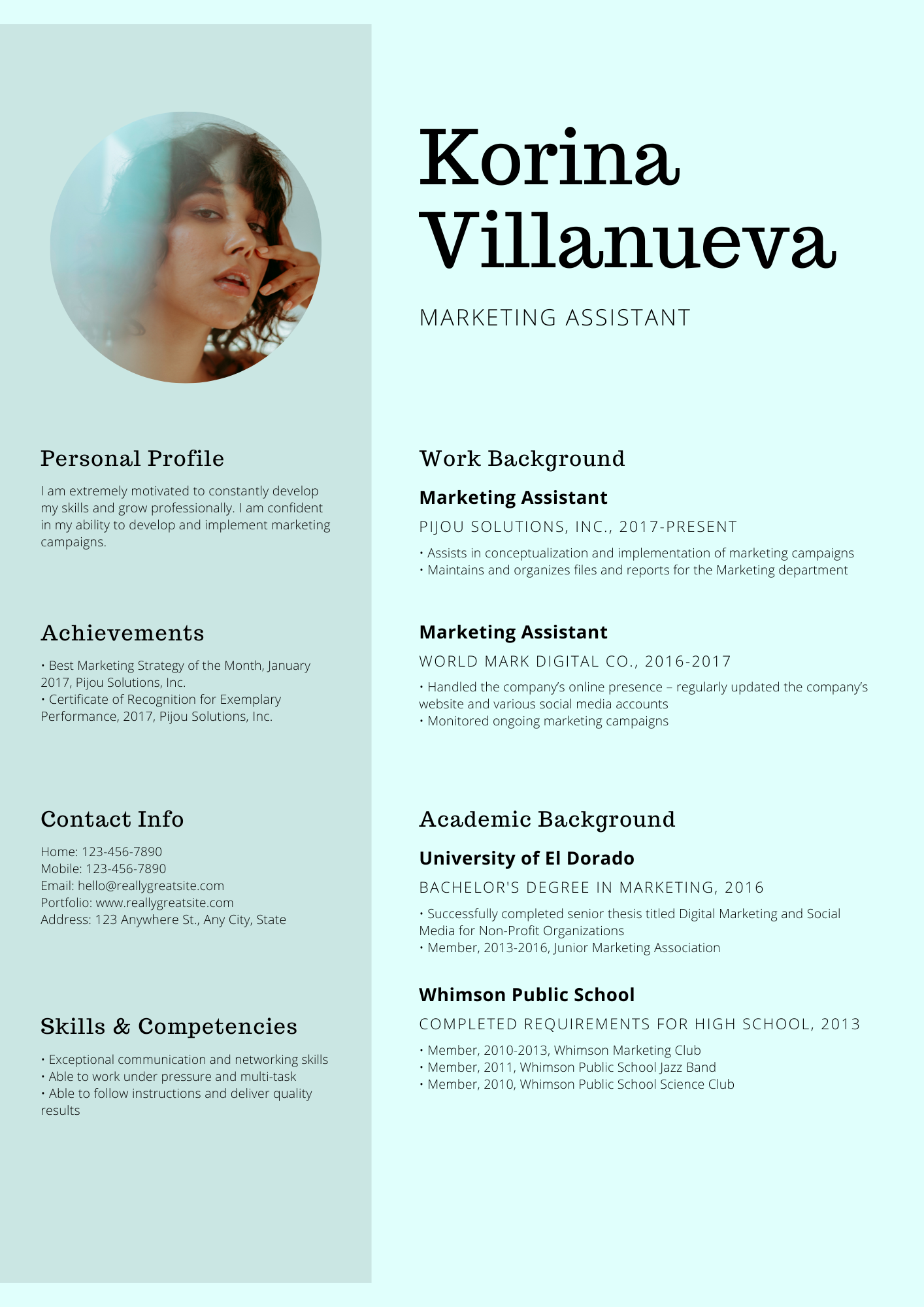 Light Blue Circle Photo Text Minimalist Resume