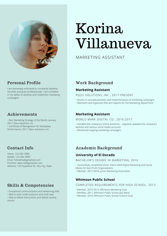 Light Blue Circle Photo Text Minimalist Resume
